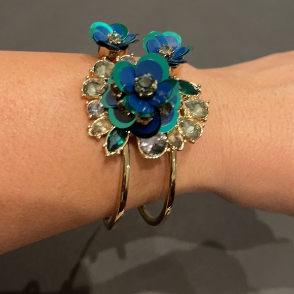 𝅺NWT Talbots Gold Bangle w/ Flower bracelet - Picture 2 of 5